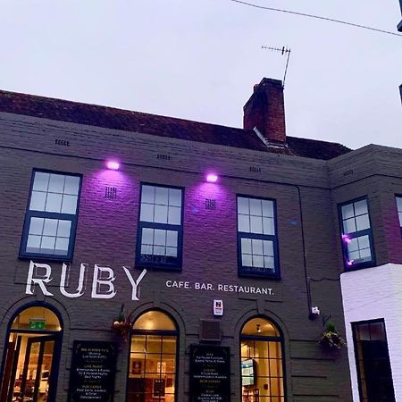 Oyo Ruby Pub & Hotel Brighton Exterior foto